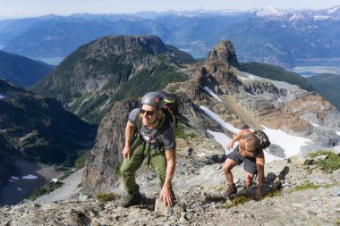 Bir kaç maceracı arkadaş bir güneşli yaz gün boyunca bir dik kaya levha hiking. Skypilot dağ yakınındaki Squamish, Kuzey Vancouver, Bc, Kanada için yokuş üzerinde alınan resim.