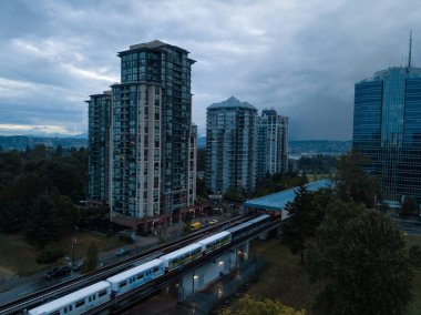 Surrey şehirde büyük Vancouver, British Columbia, Kanada hava görünümünü. Yağmurlu bir akşam sırasında alınan.