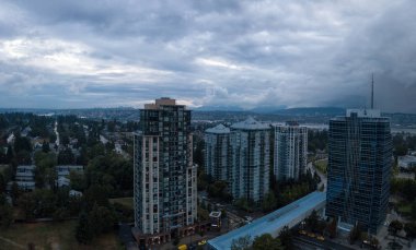 Surrey şehirde büyük Vancouver, British Columbia, Kanada hava panoramik manzaralı. Yağmurlu bir akşam sırasında alınan.