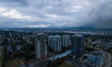 Surrey şehirde büyük Vancouver, British Columbia, Kanada hava panoramik manzaralı. Yağmurlu bir akşam sırasında alınan.