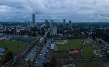 Surrey şehirde büyük Vancouver, British Columbia, Kanada hava panoramik manzaralı. Yağmurlu bir akşam sırasında alınan.