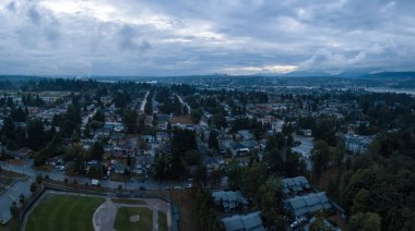 Surrey şehirde büyük Vancouver, British Columbia, Kanada hava panoramik manzaralı. Yağmurlu bir akşam sırasında alınan.