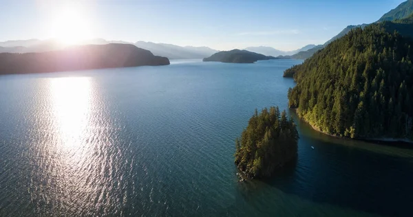 Luchtfoto Drone Landschapsmening Van Een Prachtig Meer Rond Bergen Tijdens — Stockfoto