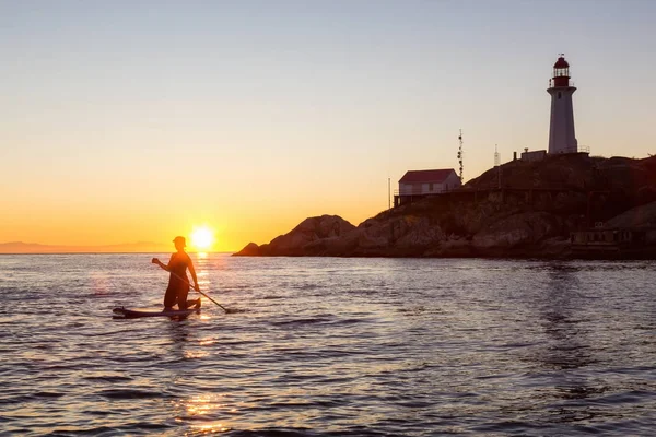 Paddle Boarding door vuurtoren — Stockfoto