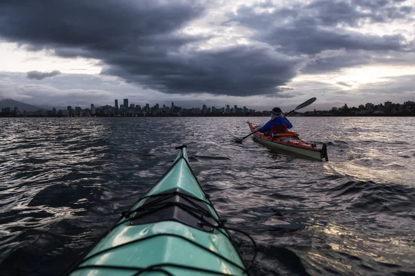 Fille Aventureuse Est Kayak Lors Lever Soleil Spectaculaire Avec Horizon — Photo