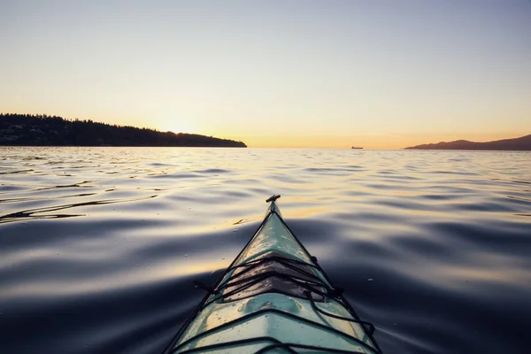 Kajakpaddling under solnedgången — Stockfoto