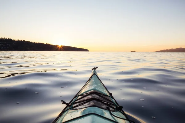 Kajakken tijdens zonsondergang — Stockfoto