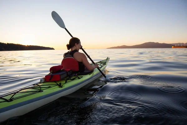 Mujer Kayak Mar Está Remando Océano Durante Una Colorida Vibrante —  Fotos de Stock