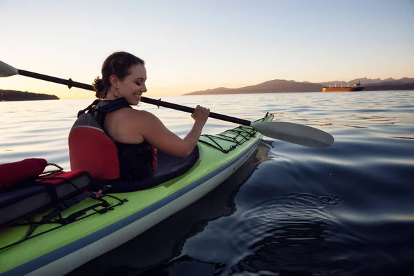 Femme Sur Kayak Mer Pagaie Dans Océan Pendant Coucher Soleil — Photo