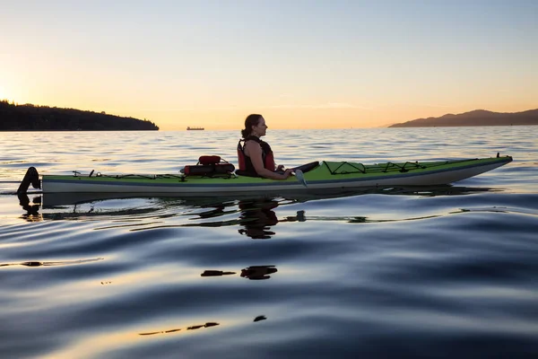 在一个五颜六色的和充满活力的夕阳下 海上皮艇的女人在海里划桨 在杰里科 温哥华 不列颠哥伦比亚省 加拿大 — 图库照片