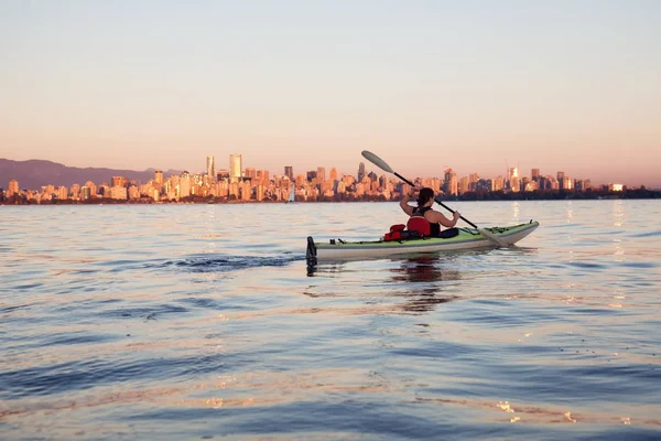 Beautiful Woman Sea Kayaking Ocean Colorful Vibrant Sunset City Skyline — Stock Photo, Image