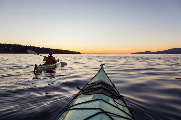 Kajakpaddling under solnedgången — Stockfoto