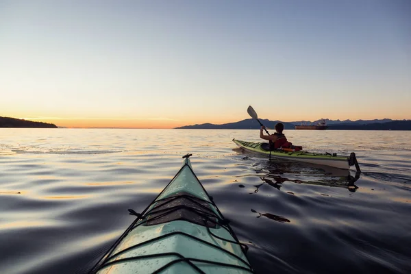 Kayak durante la puesta del sol — Foto de Stock