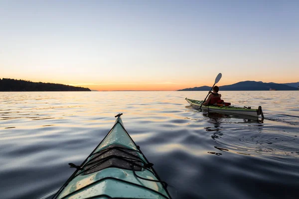 Kayak pendant le coucher du soleil — Photo