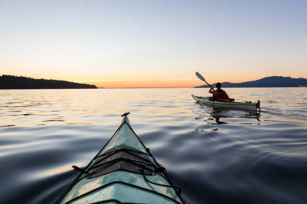 Kayak durante la puesta del sol — Foto de Stock