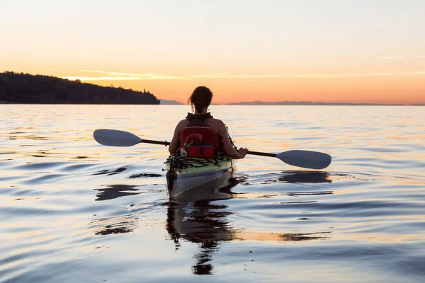 Fille kayak pendant le coucher du soleil — Photo