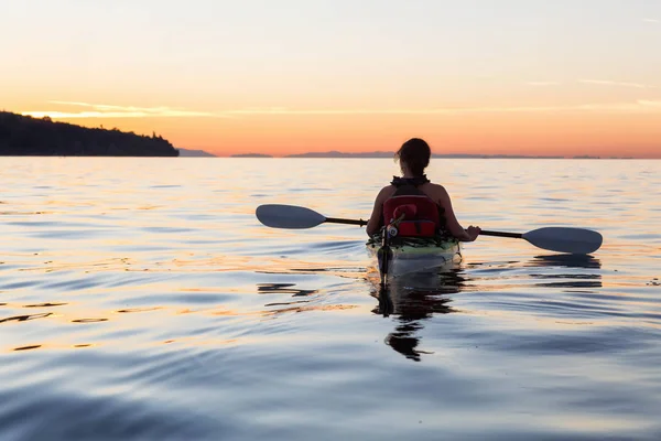 Kayak chica durante la puesta del sol — Foto de Stock