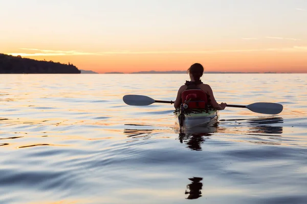 Fille kayak pendant le coucher du soleil — Photo