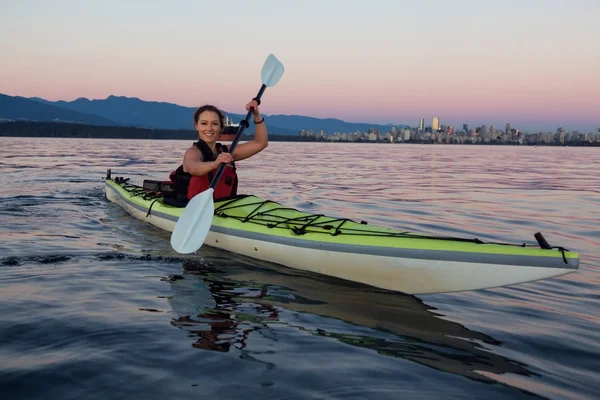 Belle Femme Kayak Mer Dans Océan Lors Coucher Soleil Coloré — Photo