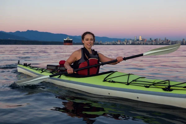 Belle Femme Kayak Mer Dans Océan Lors Coucher Soleil Coloré — Photo