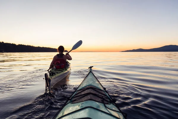 Kayak durante la puesta del sol — Foto de Stock