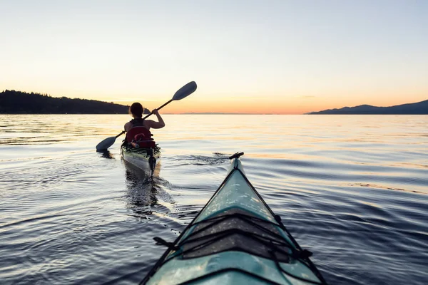 Kayak durante la puesta del sol — Foto de Stock