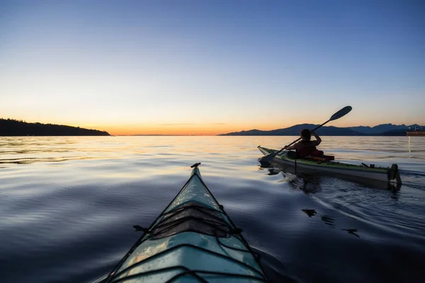 Kayak durante la puesta del sol —  Fotos de Stock