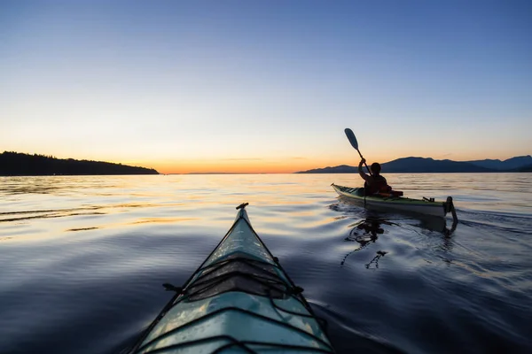 Kajakpaddling under solnedgången — Stockfoto