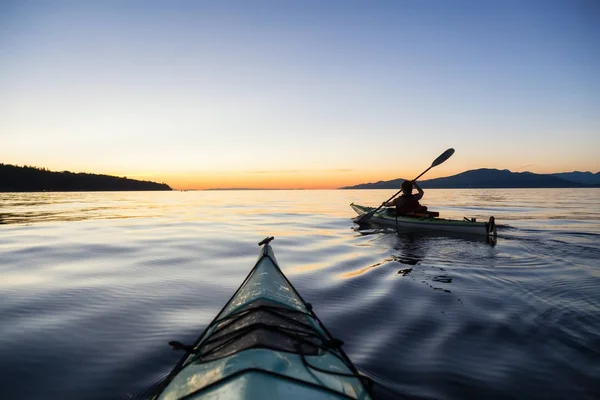 Kayak durante la puesta del sol — Foto de Stock