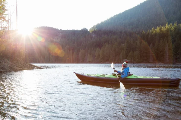 Kayak en un lago —  Fotos de Stock