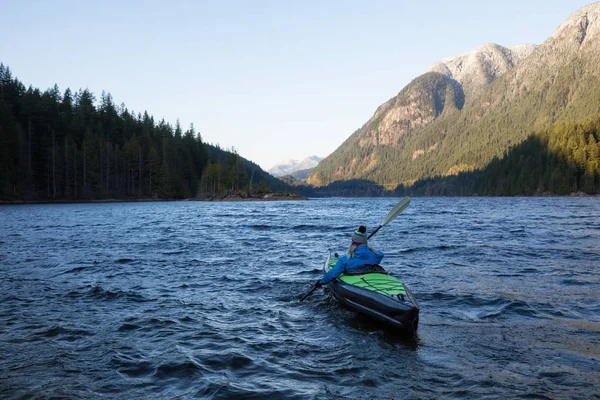 Faire du kayak dans un lac — Photo