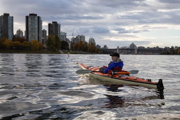 Adventurous Girl Kayaking Cloudy Sunrise City Skyline Background Taken Vancouver — Stock Photo, Image