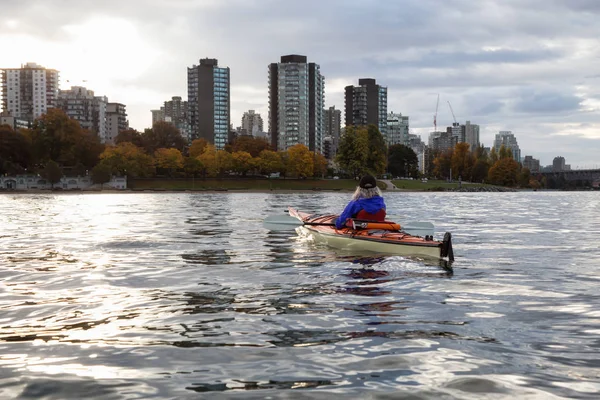 Kayak à Vancouver pendant le lever du soleil nuageux — Photo