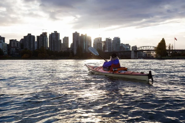 Kajakken in Vancouver tijdens bewolkte Sunrise — Stockfoto