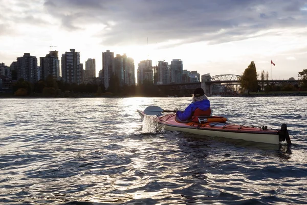 Kajakken in Vancouver tijdens bewolkte Sunrise — Stockfoto