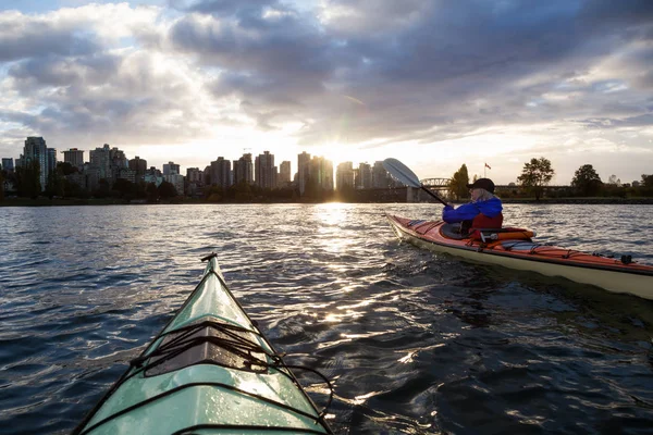 Kayak en Vancouver durante el amanecer nublado — Foto de Stock