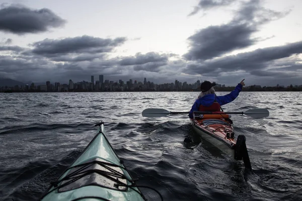 Kajakken in Vancouver tijdens dramatische Sunrise — Stockfoto