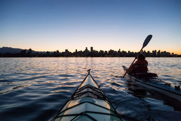 Caiaque no mar em frente ao centro de Vancouver — Fotografia de Stock