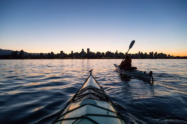 Zee kajakken tegenover Downtown Vancouver — Stockfoto