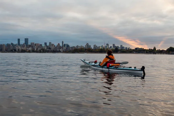 Kajakken in Vancouver tijdens bewolkte Sunrise — Stockfoto