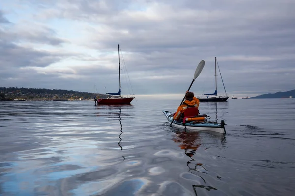 Žena Sea Kayaking — Stock fotografie