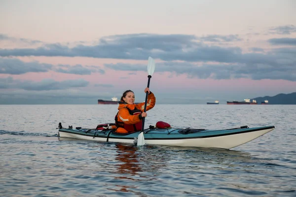 Avontuurlijke Vrouw Zee Kajakken Buurt Van Downtown Vancouver British Columbia — Stockfoto