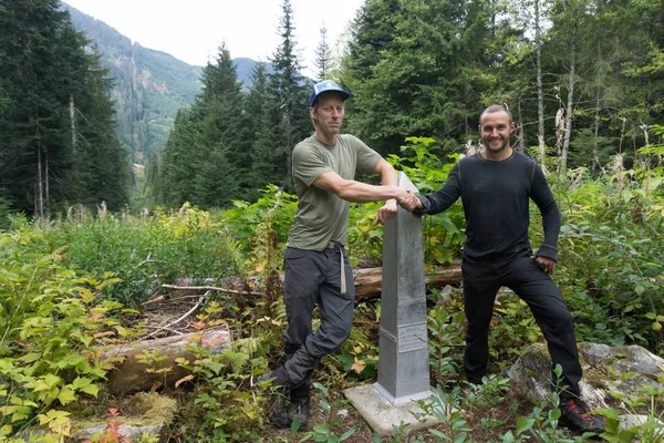 Skogschic Äventyr Människor Vandrar Genom Färgglada Ängar Och Skog Bilden — Stockfoto