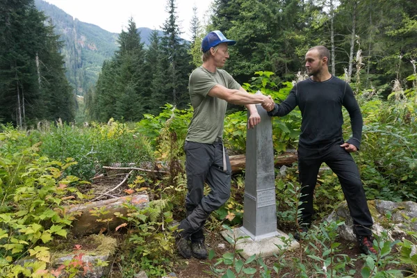 Skogschic Äventyr Människor Vandrar Genom Färgglada Ängar Och Skog Bilden — Stockfoto