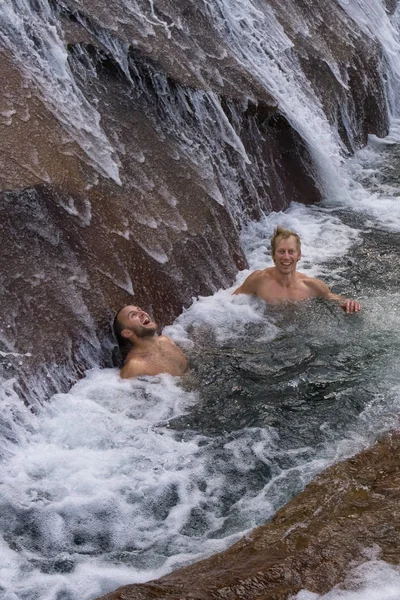 Los Hombres Están Practicando Inmersión Agua Fría Bajo Hermosa Cascada — Foto de Stock
