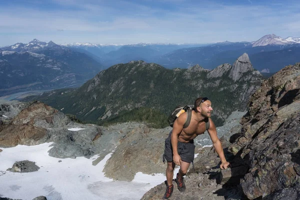 一个适合年轻的白种人冒险的男人正在攀登一个陡峭的岩石板在一个美丽的夏日 图片在上升到 Skypilot 山附近 Squamish 温哥华北部 不列颠哥伦比亚省 加拿大 — 图库照片