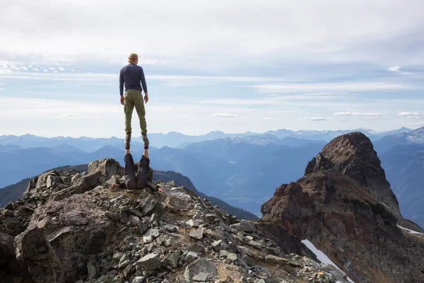 Una Persona Está Pie Cima Pico Montaña Con Vistas Hermosa — Foto de Stock