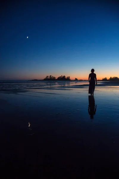 Rückansicht Der Frau Die Bei Sonnenuntergang Wasser Des Ozeans Geht — Stockfoto