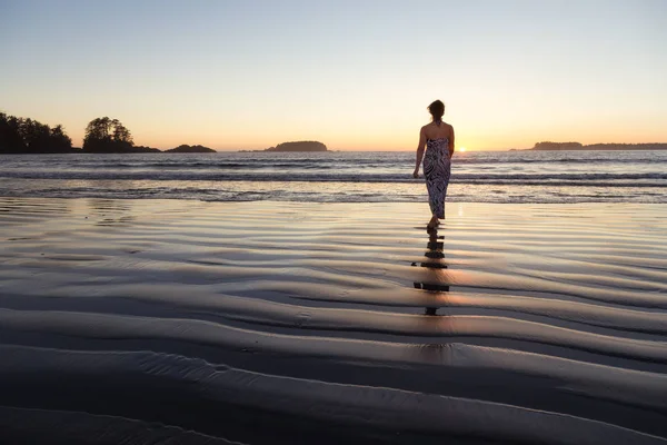 Visão Traseira Mulher Andando Água Oceano Pôr Sol — Fotografia de Stock