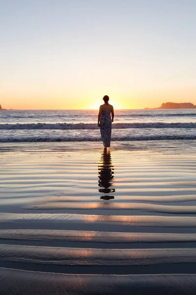 Visão Traseira Mulher Andando Água Oceano Pôr Sol — Fotografia de Stock